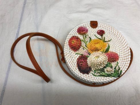 Rotan damestas wit - bloemen, 20 cm rond, met schouderband
