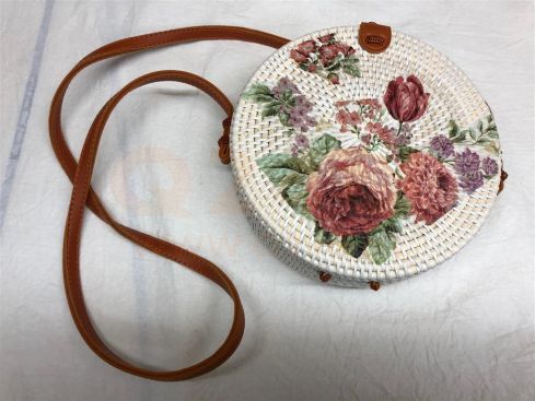 Rotan damestas wit - bloemen, 20 cm rond, met schouderband