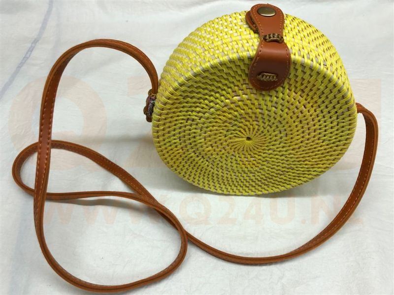 Rotan damestas geel - wit, 18 cm rond, met schouderband