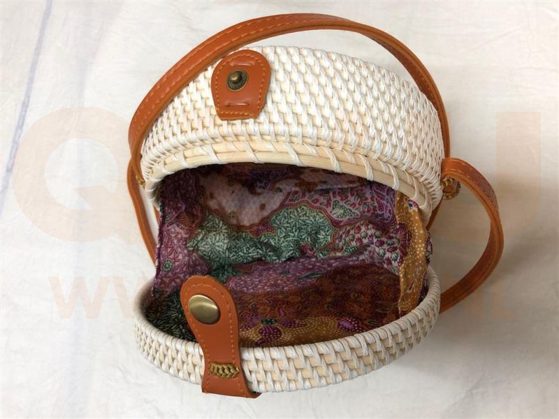 Rotan damestas wit - roze, 18 cm rond, met schouderband