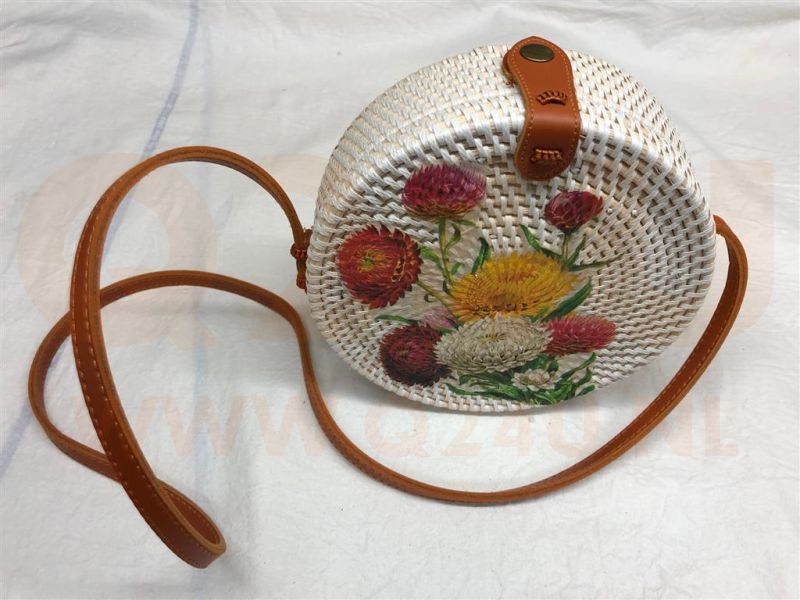 Rotan damestas wit - bloemen, 20 cm rond, met schouderband