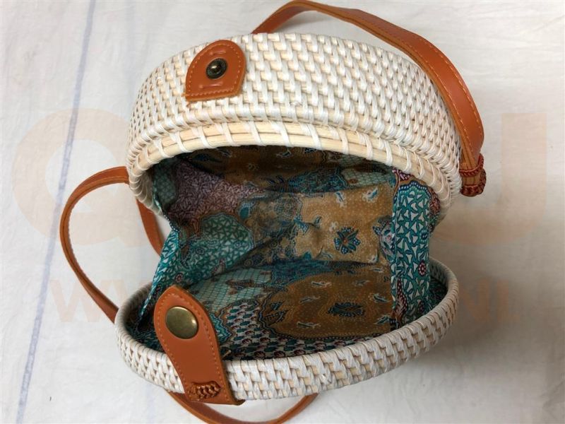 Rotan damestas wit - bloemen, 20 cm rond, met schouderband